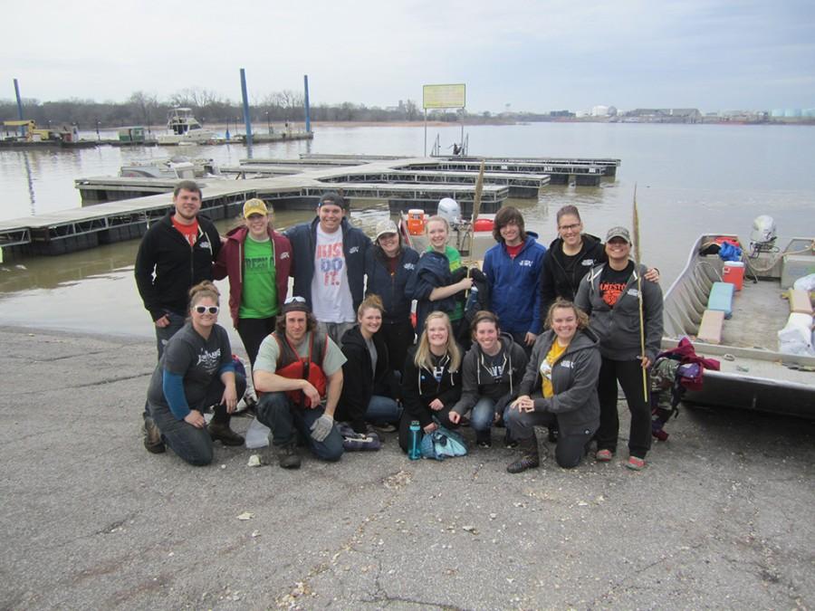 Members of the Alternative spring break club get help from staff of Living Lands and Water, Mike and Ashley, during their spring break in Memphis. 