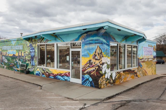 Jessie Polenz didn’t plan to own a bookstore, but when Everybody’s Bookstore in Rapid City, SD, was closing, she stepped in to keep its doors open. Now she spends her days among stacks of used books, curating stories for her community. 

Read her story in the latest issue of Ponder.

Story by @ellenasheehy 
Photos by @sierrasdphotography & @brookeklpix